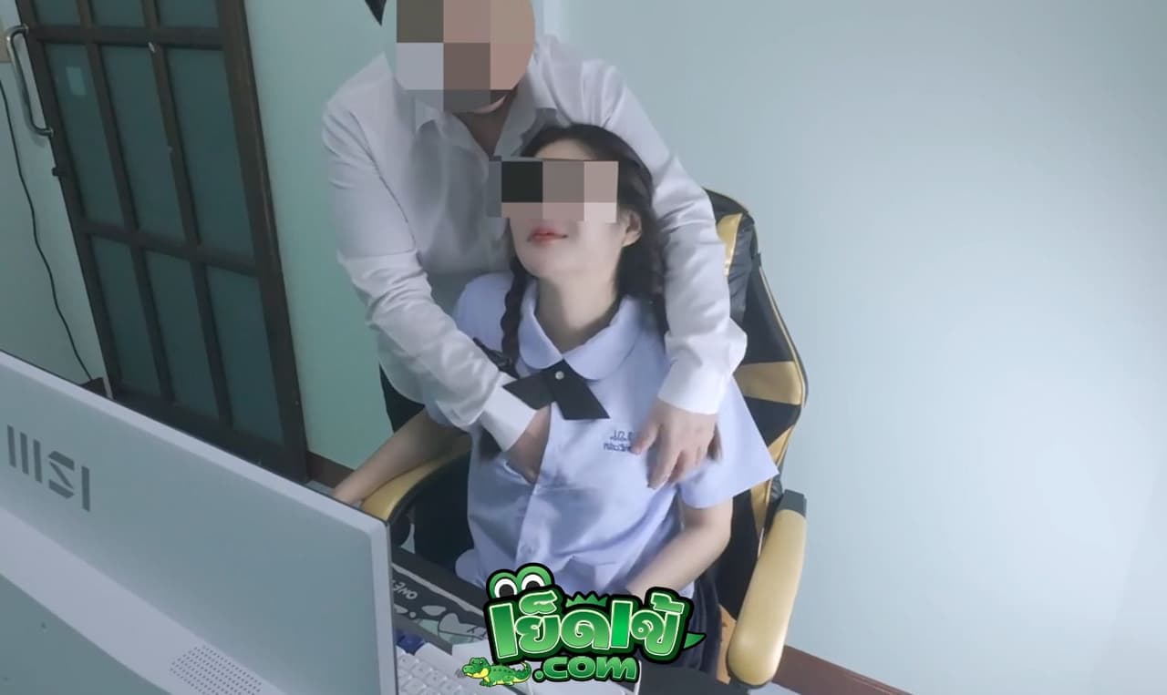 คลิปหลุด Onlyfans NinewThaiCute นินิว โดนรุ่นพี่ จัดคาชุดนักเรียน หีชมพู ยกขาซอยบนโต๊ะคอมรัวๆ อย่างเดือด กระแทกทีครางลั่นห้อง เย็ดกันมันส์ชิบหาย
